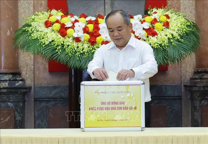 Chủ nhiệm Văn ph&ograve;ng Chủ tịch nước Lễ Kh&aacute;nh Hải quy&ecirc;n g&oacute;p, ủng hộ đồng b&agrave;o khắc phục hậu quả cơn b&atilde;o số 10. Ảnh: L&acirc;m Kh&aacute;nh/TTXVN