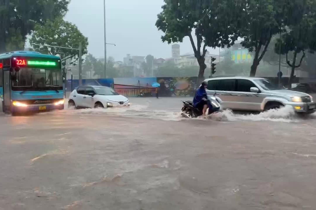 Trước đ&oacute;, do mưa lớn, nhiều tuyến phố của H&agrave; Nội ngập s&acirc;u trong nước