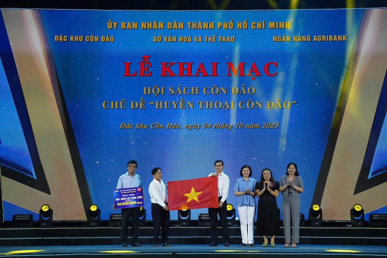 Tặng cờ tổ quốc cho l&atilde;nh đạo đặc khu C&ocirc;n Đảo