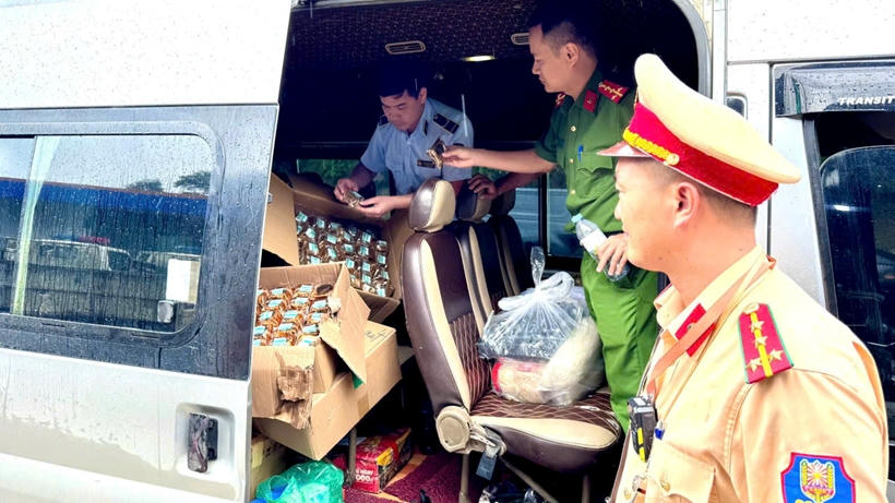 &nbsp;Lực lượng chức năng tỉnh Lai Ch&acirc;u kiểm tra xe kh&aacute;ch, ph&aacute;t hiện h&agrave;ng trăm b&aacute;nh Trung thu kh&ocirc;ng r&otilde; nguồn gốc. (Ảnh: baovephapluat.vn)