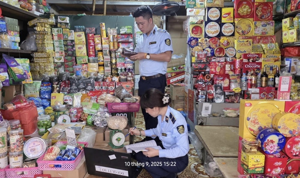 Đội Quản l&yacute; thị trường số 2 -&nbsp;Chi cục Quản l&yacute; thị trường th&agrave;nh phố H&agrave; Nội ph&aacute;t hiện nhiều sản phẩm&nbsp;c&oacute; nh&atilde;n ghi bằng tiếng nước ngo&agrave;i, kh&ocirc;ng r&otilde; nguồn gốc xuất xứ tại một cơ sở kinh doanh (Ảnh: vtv.vn)