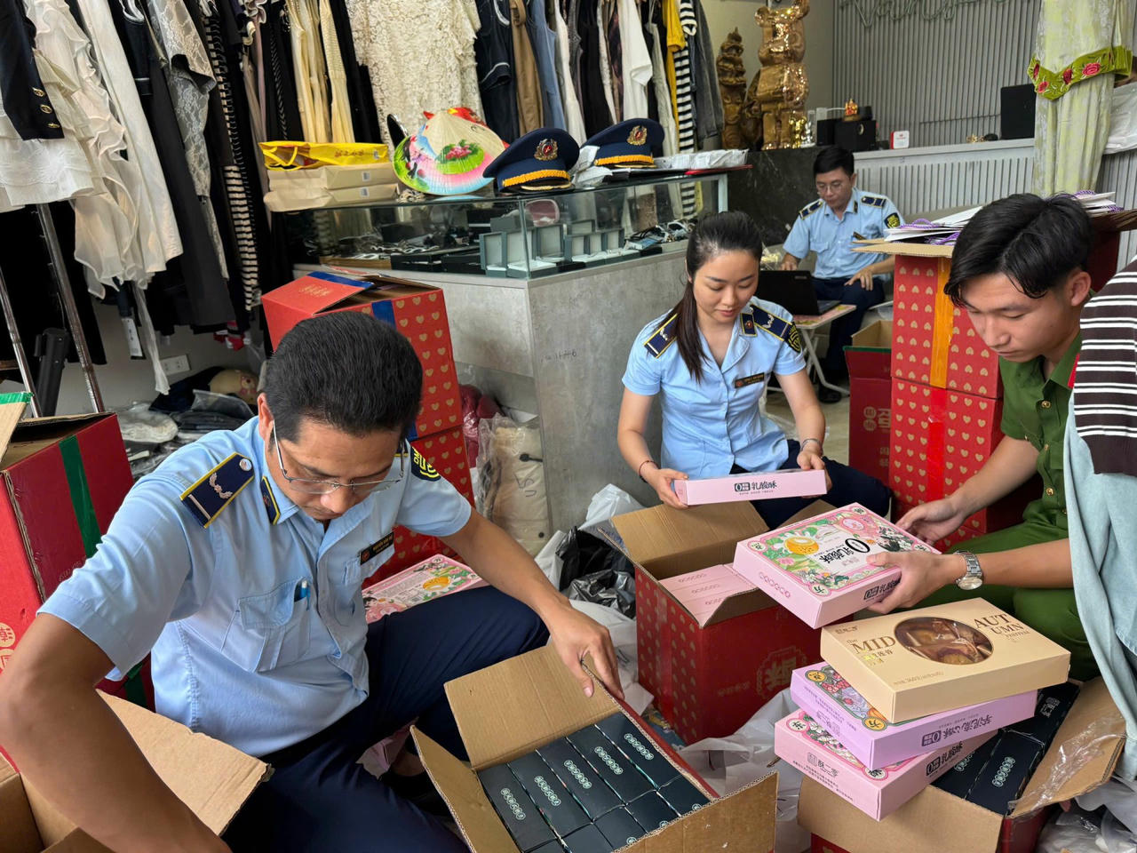 Lực lượng chức năng tỉnh Lạng Sơn kiểm tra h&agrave;ng h&oacute;a vi phạm. (Ảnh: thuonghieucongluan.vn)
