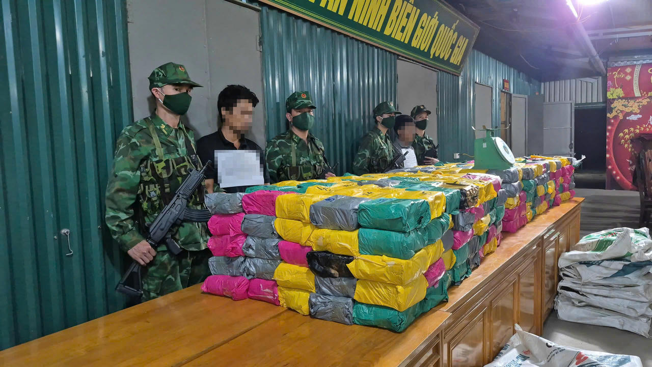 Hai đối tượng bị bắt c&ugrave;ng tang vật 500kg ma t&uacute;y c&aacute;c loại.