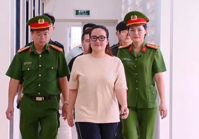 Hoàng Hường khi bị cơ quan Công an dẫn giải.