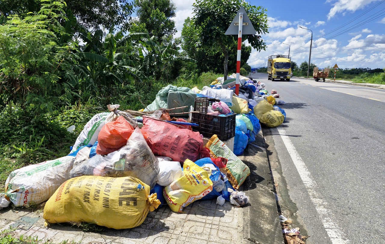 R&aacute;c thải chất dọc đường ở phường Điện B&agrave;n T&acirc;y.