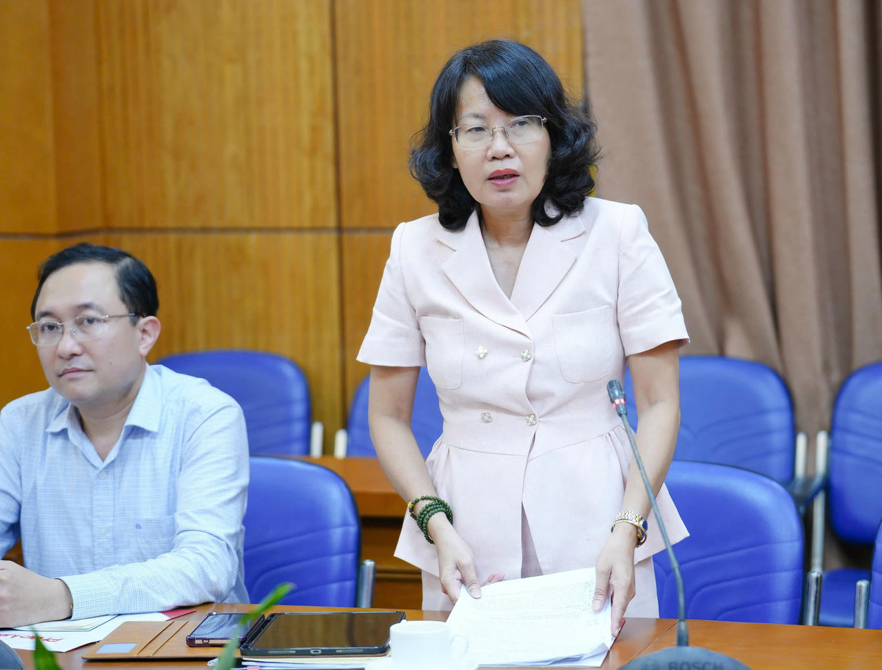 Vụ trưởng Vụ Tổ chức c&aacute;n bộ Phan Thị Hồng H&agrave; ph&aacute;t biểu tại buổi l&agrave;m việc
