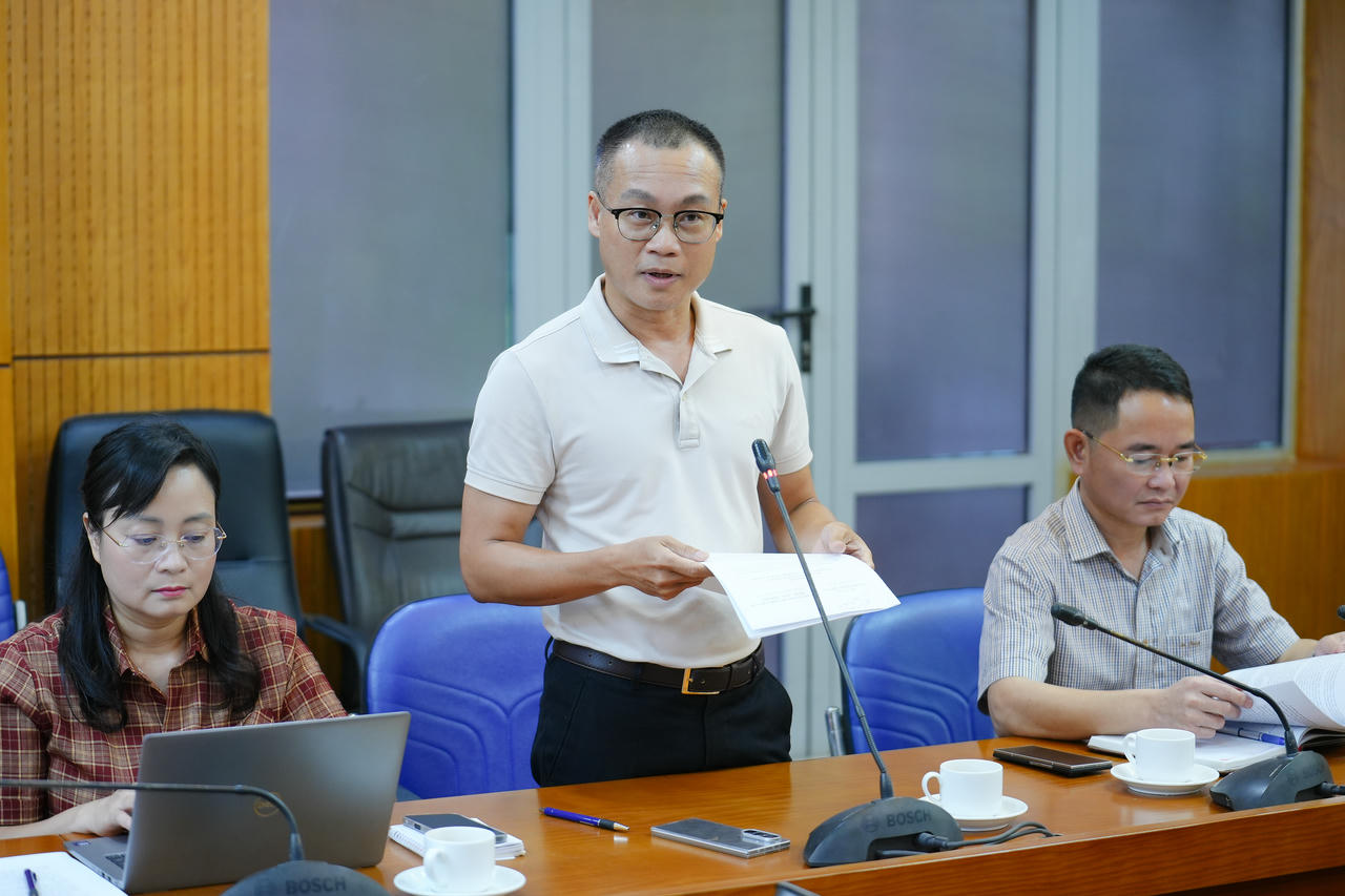 Ph&oacute; Tổng Bi&ecirc;n tập Trần Ngọc H&agrave; b&aacute;o c&aacute;o tại buổi l&agrave;m việc.