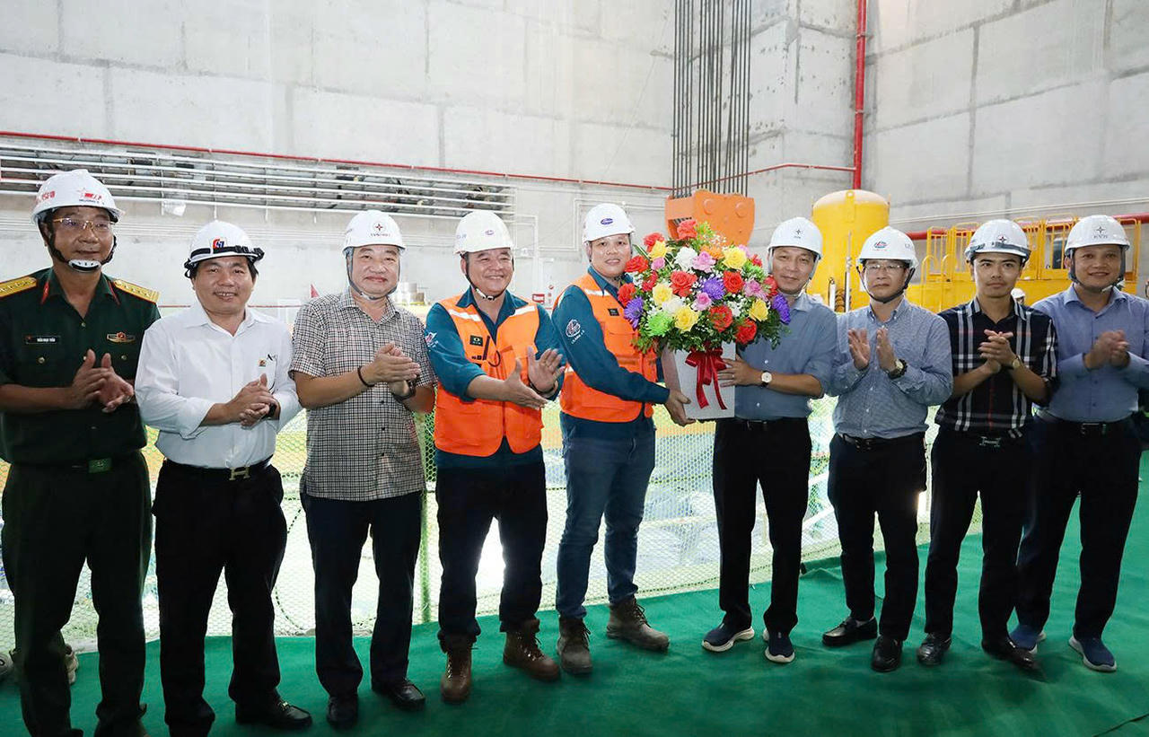 Chủ tịch Hội đồng th&agrave;nh vi&ecirc;n EVN ch&uacute;c mừng c&aacute;c đơn vị thi c&ocirc;ng dự &aacute;n