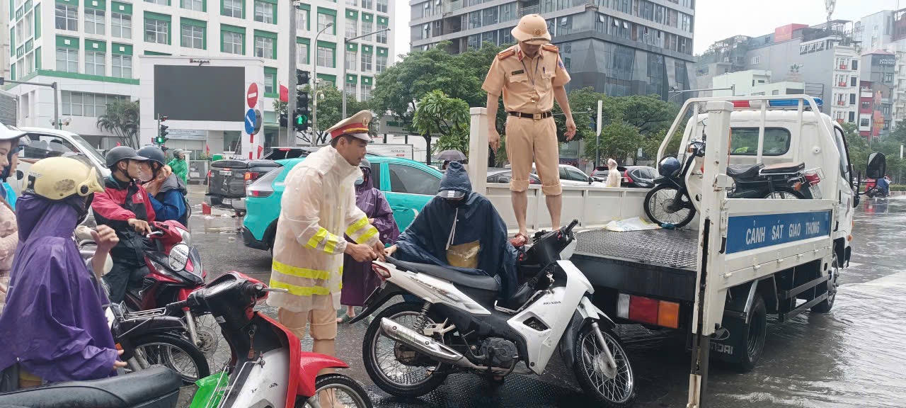 Cảng s&aacute;t giao th&ocirc;ng sử dụng xe chuy&ecirc;n dụng đưa người d&acirc;n qua điểm ngập, bảo đảm an to&agrave;n. (Ảnh: CACC)