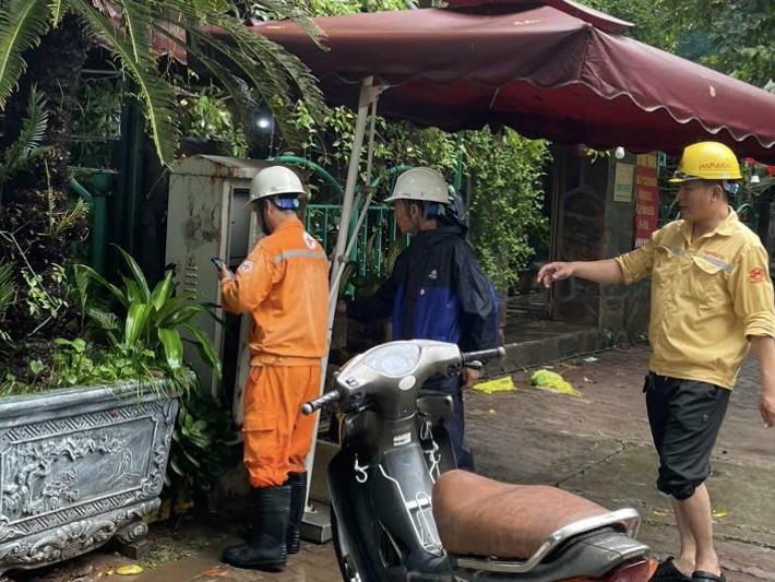 Cảnh s&aacute;t giao th&ocirc;ng kịp thời th&ocirc;ng b&aacute;o đơn vị điện lực kiểm tra, xử l&yacute;. (Ảnh: CACC)