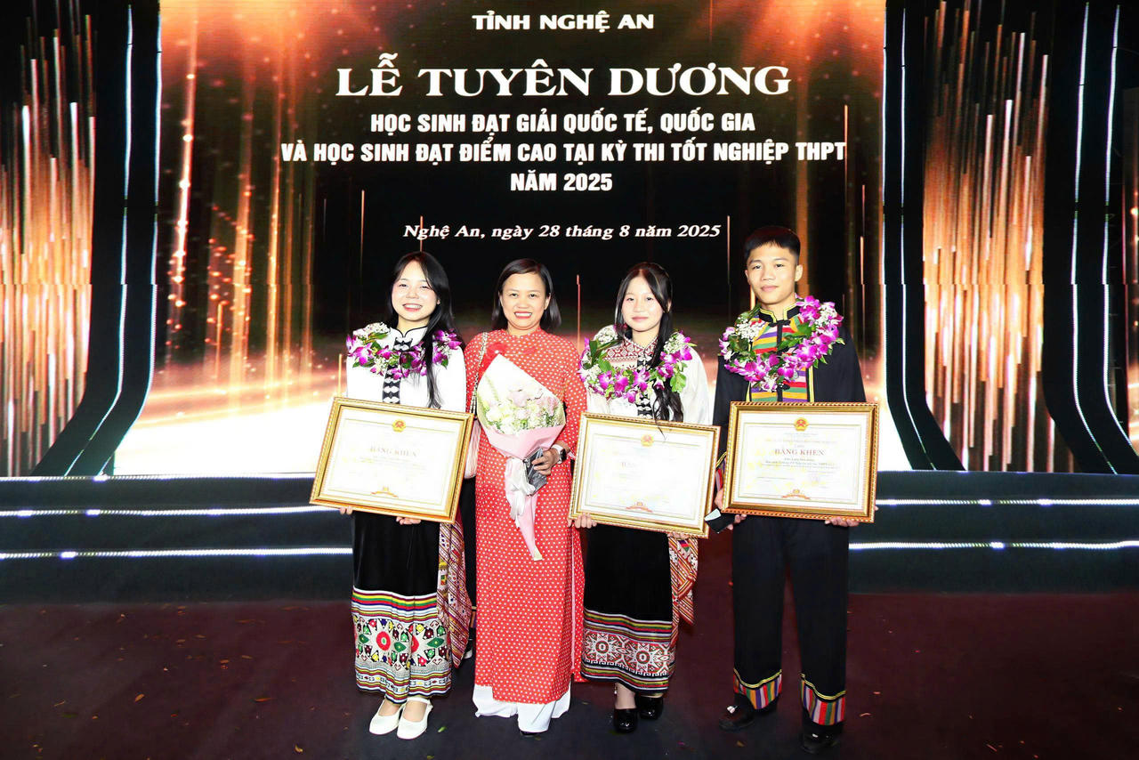 Lang Đức Bằng (b&ecirc;n phải) l&agrave; &amp;amp;nbsp;một trong 75 học sinh xuất sắc được UBND tỉnh Nghệ An tuy&ecirc;n dương.