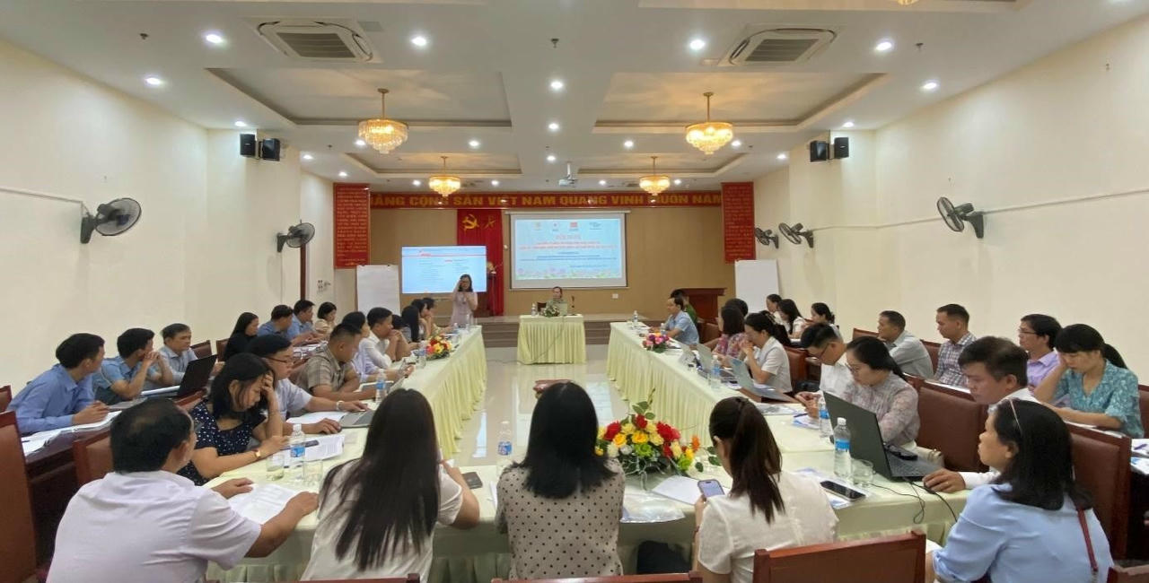 B&agrave; Vũ Thị Hường, Ph&oacute; Cục trưởng Cục Phổ biến, gi&aacute;o dục ph&aacute;p luật v&agrave; Trợ gi&uacute;p ph&aacute;p l&yacute; trao đổi c&ugrave;ng c&aacute;c đại biểu tại Hội nghị