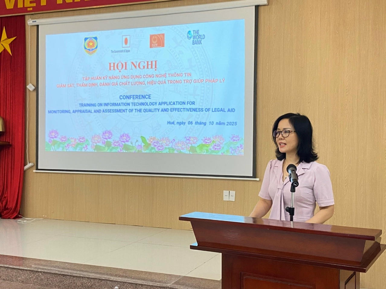 B&agrave; Vũ Thị Hường, Ph&oacute; Cục trưởng Cục Phổ biến, gi&aacute;o dục ph&aacute;p luật v&agrave; Trợ gi&uacute;p ph&aacute;p l&yacute; ph&aacute;t biểu khai mạc tại Hội nghị