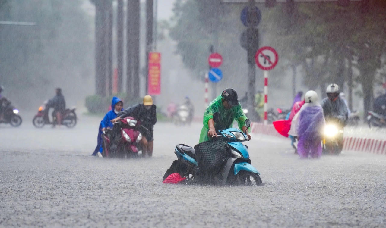 Mưa lớn diện rộng khiến nhiều tuyến phố H&agrave; Nội bị ngập s&acirc;u.  (Ảnh: T&ugrave;ng Đinh)