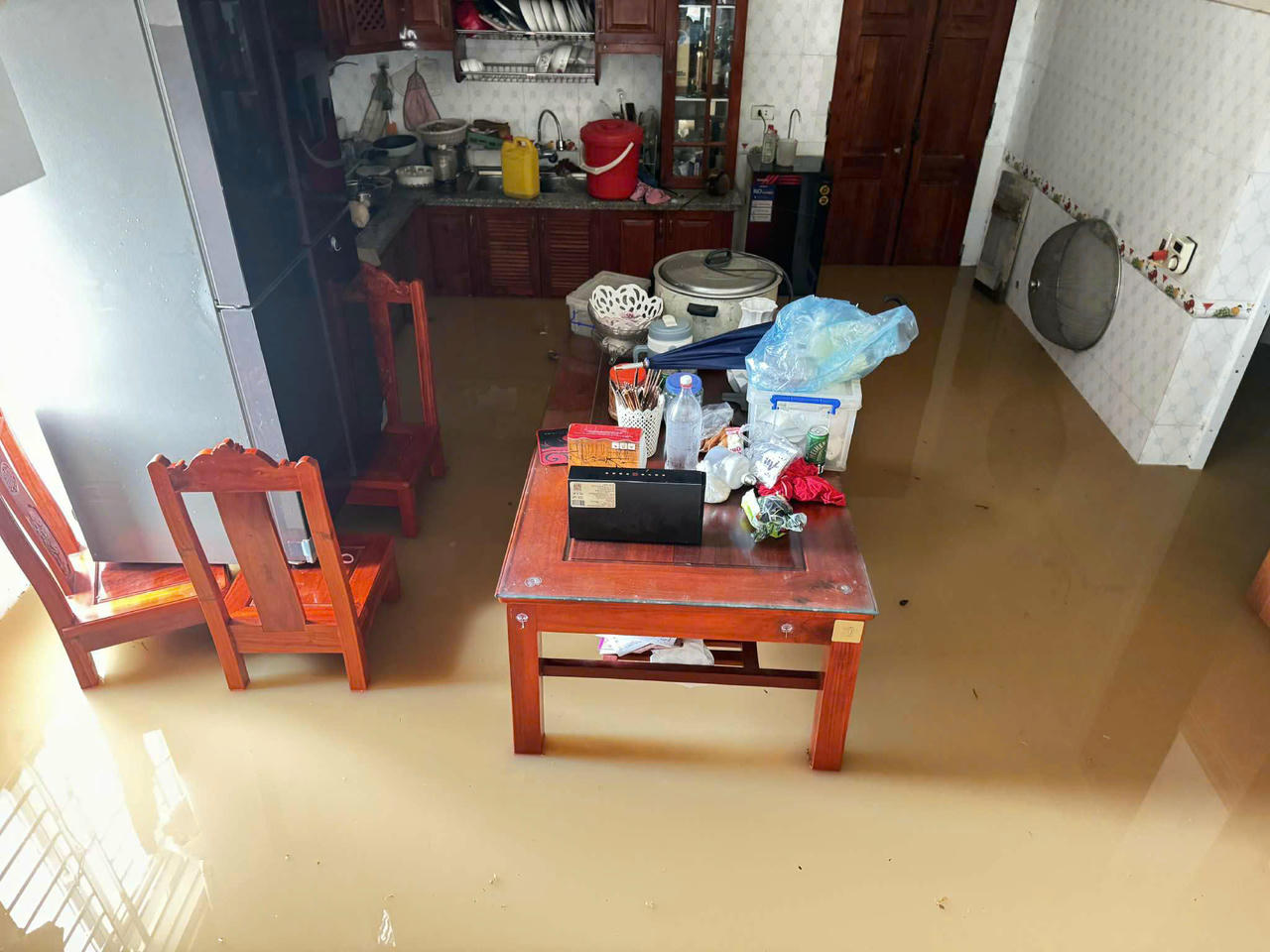 Nước tr&agrave;n v&agrave;o khu d&acirc;n cư, tr&agrave;n v&agrave;o nh&agrave;&amp;amp;nbsp;ở th&ocirc;n Đụn (x&atilde; Ti&ecirc;n Lục, tỉnh Bắc Ninh) g&acirc;y thiệt hại về t&agrave;i sản, ảnh hưởng đến sinh hoạt của người d&acirc;n.