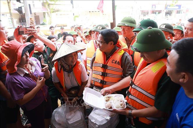 Thủ tướng Phạm Minh Ch&iacute;nh thăm hỏi, động vi&ecirc;n nh&acirc;n d&acirc;n bị ảnh hưởng lũ lụt tại Th&aacute;i Nguy&ecirc;n. Ảnh: Dương Giang/TTXVN