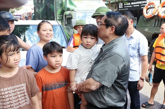 Thủ tướng Phạm Minh Ch&iacute;nh thăm hỏi, động vi&ecirc;n nh&acirc;n d&acirc;n bị ảnh hưởng lũ lụt tại phường Phan Đ&igrave;nh Ph&ugrave;ng. Ảnh: Dương Giang/TTXVN