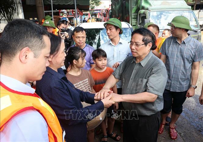 Thủ tướng Phạm Minh Ch&iacute;nh thăm hỏi, động vi&ecirc;n nh&acirc;n d&acirc;n bị ảnh hưởng lũ lụt tại phường Phan Đ&igrave;nh Ph&ugrave;ng. Ảnh: Dương Giang/TTXVN