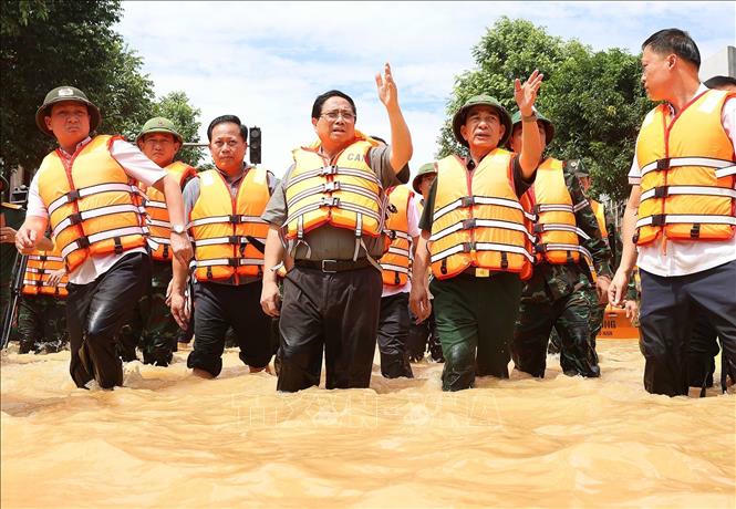 Thủ tướng Phạm Minh Ch&iacute;nh chỉ đạo c&ocirc;ng t&aacute;c cứu hộ, cứu nạn v&agrave; khắc phục hậu quả lũ lụt g&acirc;y ngập tr&ecirc;n diện rộng tại Th&aacute;i Nguy&ecirc;n. Ảnh: Dương Giang/TTXVN