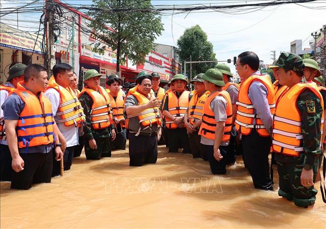 Thủ tướng Phạm Minh Ch&iacute;nh chỉ đạo c&ocirc;ng t&aacute;c cứu hộ, cứu nạn v&agrave; khắc phục hậu quả lũ lụt g&acirc;y ngập tr&ecirc;n diện rộng tại Th&aacute;i Nguy&ecirc;n. Ảnh: Dương Giang/TTXVN