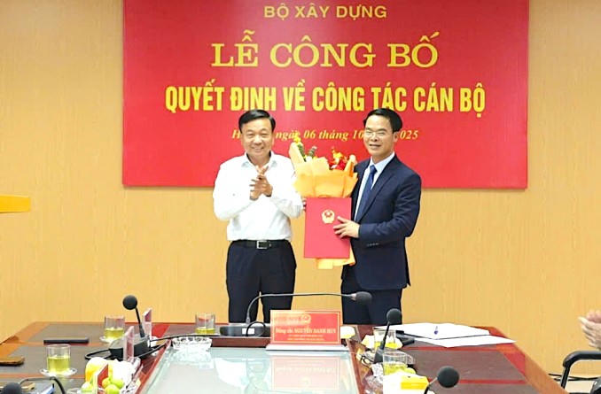 &Ocirc;ng Mai Minh Việt (b&igrave;a phải) nhận quyết định l&agrave;m Quyền Gi&aacute;m đốc PMU Đường sắt chiều 6/9.