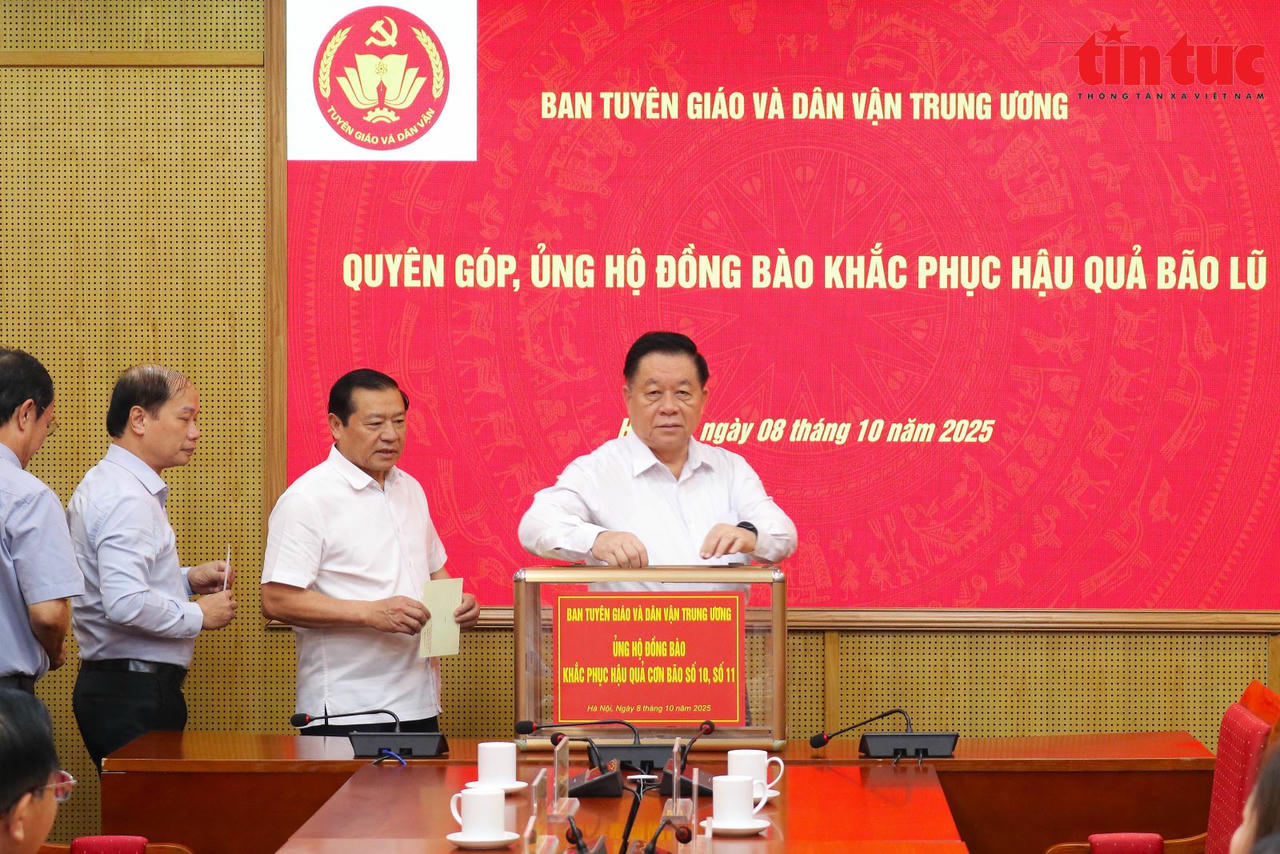 L&atilde;nh đạo Ban Tuy&ecirc;n gi&aacute;o v&agrave; D&acirc;n vận Trung ương ủng hộ đồng b&agrave;o khắc phục hậu quả b&atilde;o lũ. Ảnh: TTXVN