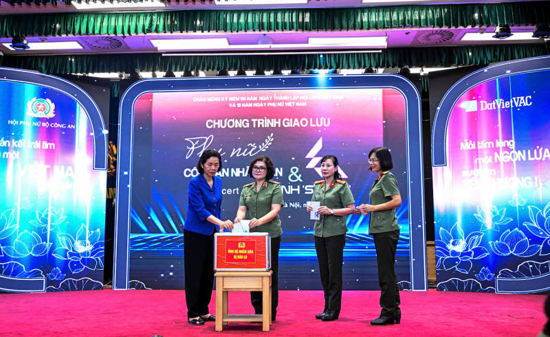 Nguyễn Thị Minh Hương, Ph&oacute; Chủ tịch Hội LHPN Việt Nam; l&atilde;nh đạo Cục C&ocirc;ng t&aacute;c ch&iacute;nh trị, l&atilde;nh đạo Cục Hậu cần v&agrave; Ban Phụ nữ CAND chung tay quy&ecirc;n g&oacute;p, ủng hộ đồng b&agrave;o v&ugrave;ng chịu ảnh hưởng bởi thi&ecirc;n tai