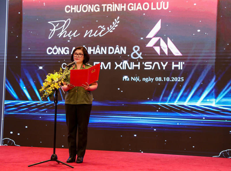 Thiếu tướng Ng&ocirc; Ho&agrave;i Thu&amp;amp;nbsp; Ph&oacute; Cục trưởng Cục C&ocirc;ng t&aacute;c Ch&iacute;nh trị, Trưởng ban phụ nữ CAND ph&aacute;t biểu tại sự kiện.