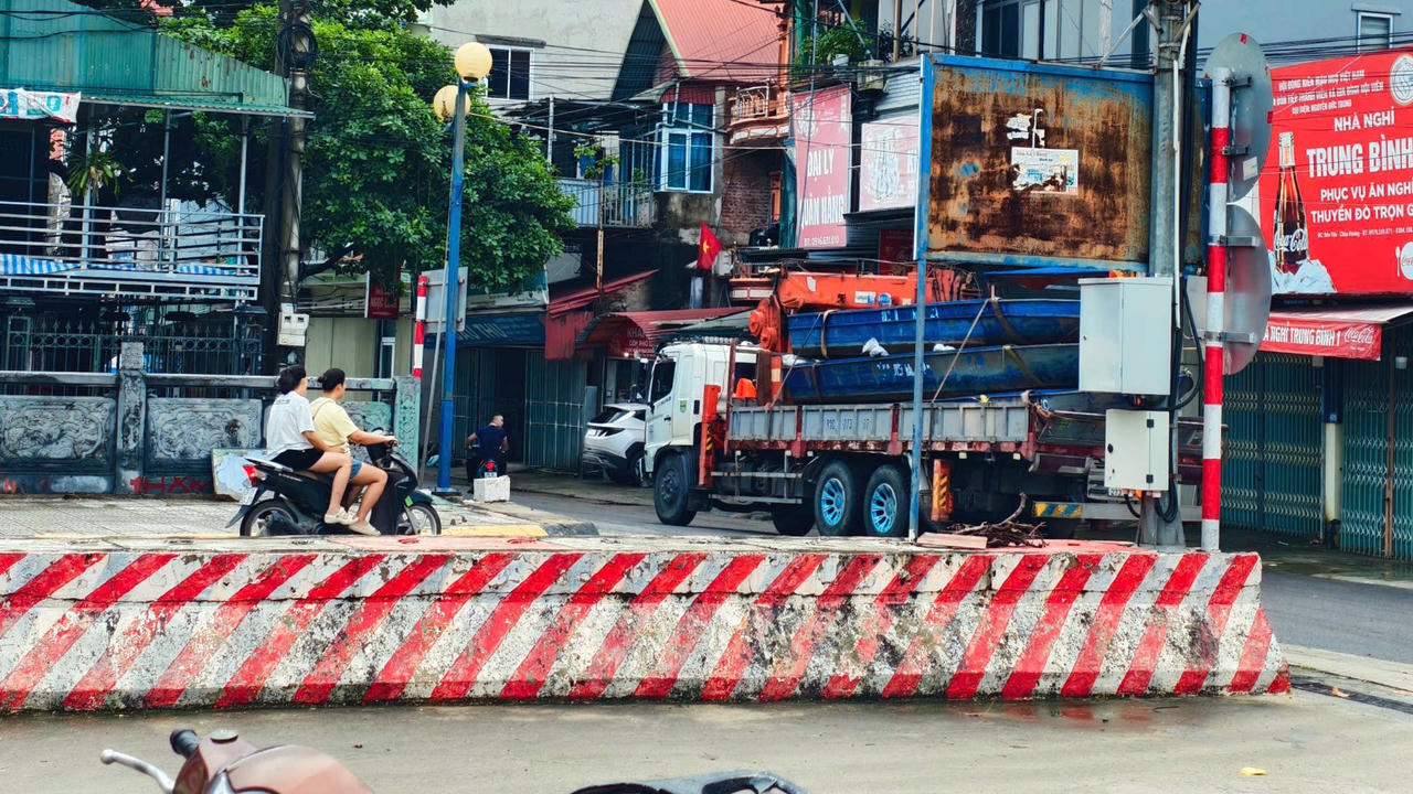 Xuồng m&aacute;y v&agrave; 'l&aacute;i đ&ograve; Ch&ugrave;a Hương' l&ecirc;n đường chi viện cho tỉnh Th&aacute;i Nguy&ecirc;n. (Ảnh: Hải Phong)