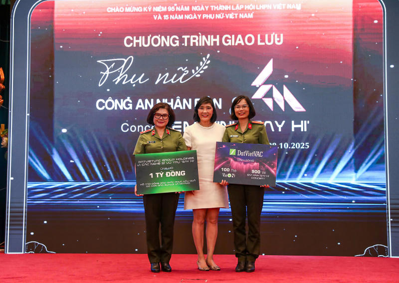 B&agrave; Nguyễn Thị Ngọc Diệp - Phu nh&acirc;n Chủ Tịch S&aacute;ng lập &amp;amp;amp; Tổng Gi&aacute;m Đốc DatVietVAC trao tặng nguồn lực hỗ trợ nh&acirc;n d&acirc;n miền Bắc, miền Trung bị thiệt hại do b&atilde;o, lũ