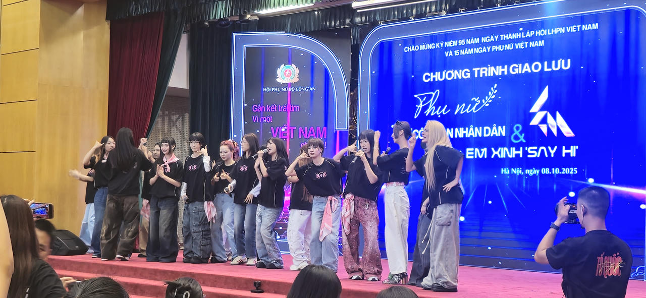 M&agrave;n biểu diễn s&ocirc;i động của c&aacute;c Em xinh 'Say Hi'.
