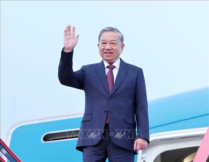 Tổng B&iacute; thư T&ocirc; L&acirc;m đến B&igrave;nh Nhưỡng, bắt đầu thăm cấp Nh&agrave; nước tới Triều Ti&ecirc;n v&agrave; dự Lễ kỷ niệm 80 năm th&agrave;nh lập Đảng Lao động Triều Ti&ecirc;n. Ảnh: Thống Nhất/TTXVN
