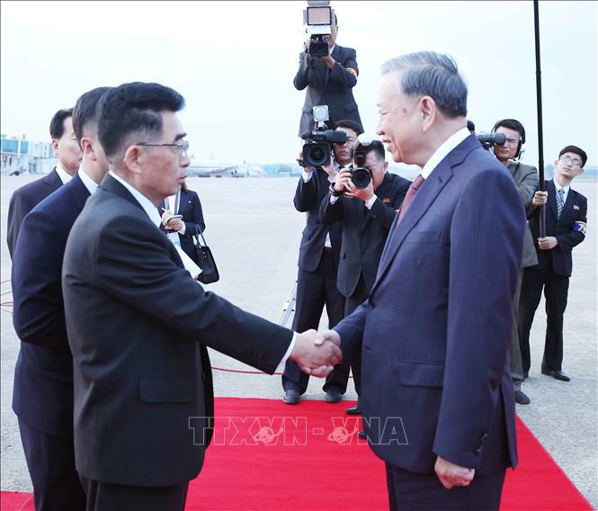 Ủy vi&ecirc;n dự khuyết Bộ Ch&iacute;nh trị, Ủy vi&ecirc;n Quốc vụ, Trưởng ban Quốc tế - Ban Chấp h&agrave;nh Trung ương Đảng Lao động Triều Ti&ecirc;n Kim Song Nam đ&oacute;n Tổng B&iacute; thư T&ocirc; L&acirc;m tại S&acirc;n bay quốc tế B&igrave;nh Nhưỡng. Ảnh: Thống Nhất/TTXVN