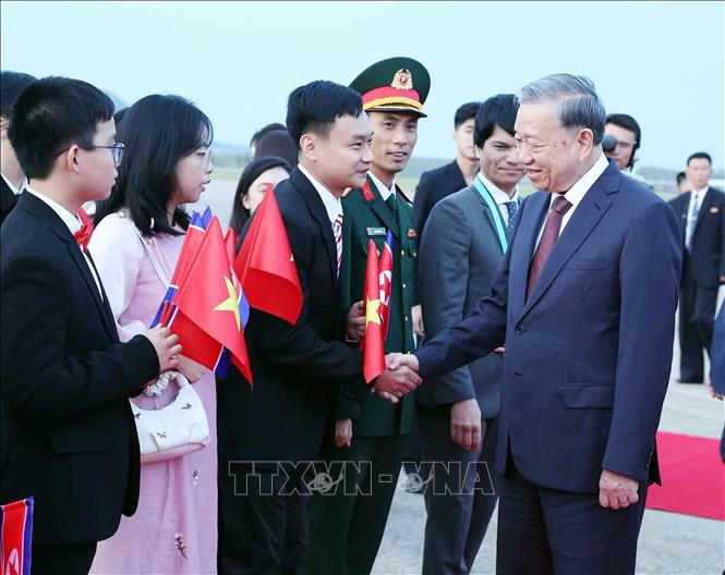 C&aacute;n bộ, nh&acirc;n vi&ecirc;n Đại sứ qu&aacute;n Việt Nam tại Triều Ti&ecirc;n đ&oacute;n Tổng B&iacute; thư T&ocirc; L&acirc;m tại S&acirc;n bay quốc tế B&igrave;nh Nhưỡng. Ảnh: Thống Nhất/TTXVN