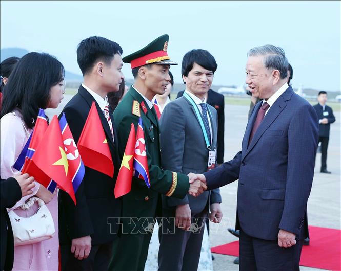 C&aacute;n bộ, nh&acirc;n vi&ecirc;n Đại sứ qu&aacute;n Việt Nam tại Triều Ti&ecirc;n đ&oacute;n Tổng B&iacute; thư T&ocirc; L&acirc;m tại S&acirc;n bay quốc tế B&igrave;nh Nhưỡng. Ảnh: Thống Nhất/TTXVN