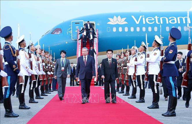 Lễ đ&oacute;n Tổng B&iacute; thư T&ocirc; L&acirc;m tại S&acirc;n bay quốc tế B&igrave;nh Nhưỡng. Ảnh: Thống Nhất/TTXVN