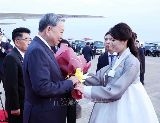 Thiếu nữ Triều Ti&ecirc;n tặng hoa Tổng B&iacute; thư T&ocirc; L&acirc;m tại S&acirc;n bay quốc tế B&igrave;nh Nhưỡng.&amp;amp;nbsp;Ảnh: Thống Nhất/TTXVN