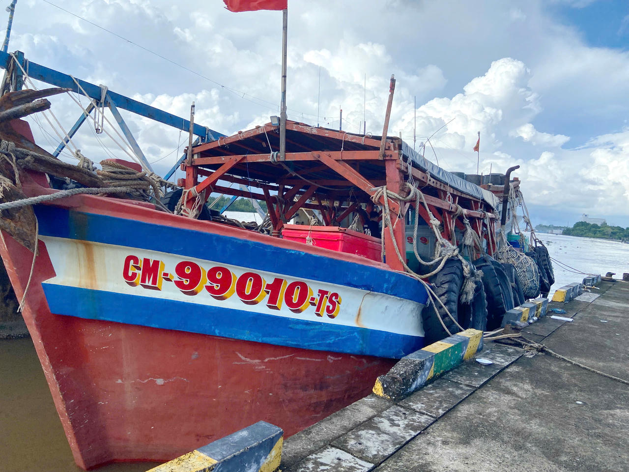 Hải đội Bi&ecirc;n ph&ograve;ng 1 tạm giữ t&agrave;u c&aacute; CM 99010 TS để điều tra, xử l&yacute; theo quy định của ph&aacute;p luật.