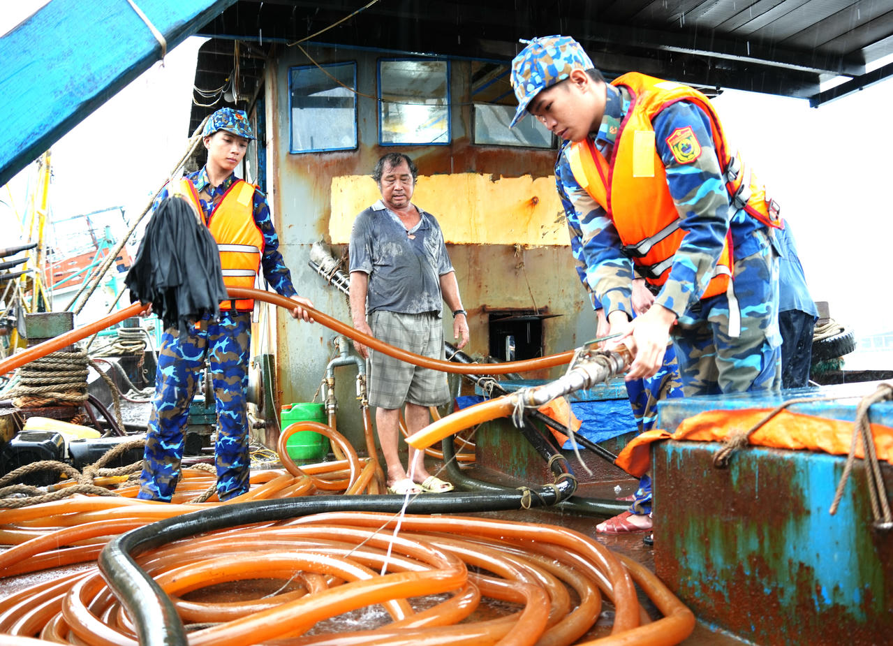 Ph&aacute;t hiện nhiều dụng cụ bơm h&uacute;t dầu tr&ecirc;n t&agrave;u c&aacute; CM 99789 TS.