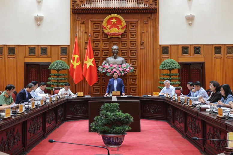 Thủ tướng lưu &yacute; c&aacute;c cơ quan, c&aacute;c bộ, ng&agrave;nh, c&aacute;c địa phương kịp thời khen thưởng, t&ocirc;n vinh những điển h&igrave;nh, người tốt, việc tốt, gương cống hiến, hy sinh v&agrave; ph&ecirc; b&igrave;nh, xử l&yacute; c&aacute;c chủ thể kh&ocirc;ng ho&agrave;n th&agrave;nh nhiệm vụ, phản ứng kh&ocirc;ng kịp thời, v&ocirc; cảm với mất m&aacute;t, thiệt hại của nh&acirc;n d&acirc;n - Ảnh: VGP/Nhật Bắc