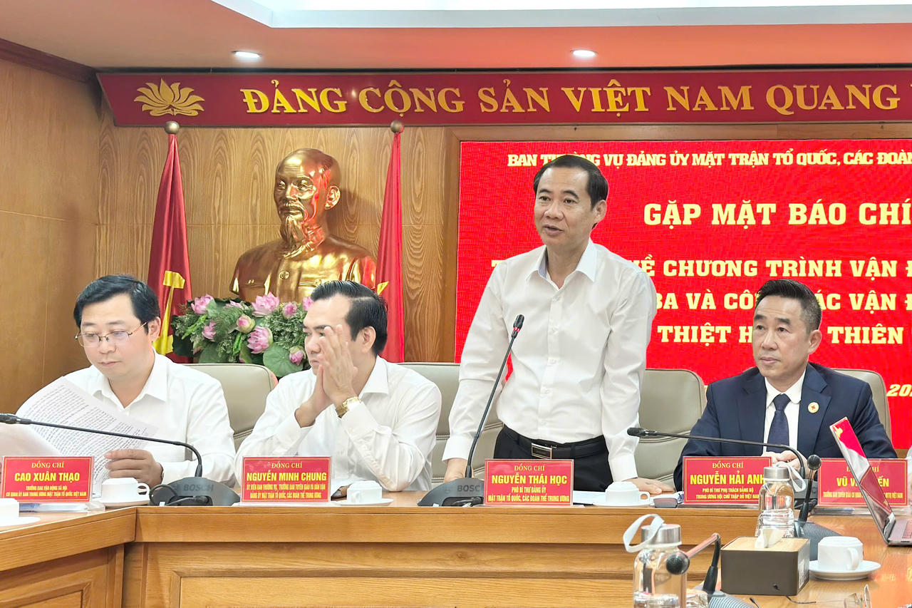 &Ocirc;ng Nguyễn Th&aacute;i Học, Ph&oacute; B&iacute; thư Đảng ủy MTTQ, c&aacute;c đo&agrave;n thể Trung ương ph&aacute;t biểu kết luận buổi gặp mặt b&aacute;o ch&iacute;. Ảnh: PV