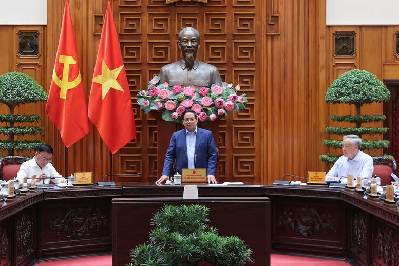 Thủ tướng y&ecirc;u cầu tổ chức thăm hỏi, động vi&ecirc;n, hỗ trợ c&aacute;c gia đ&igrave;nh c&oacute; người bị chết, bị mất t&iacute;ch; tiếp tục huy động lực lượng tổ chức t&igrave;m kiếm những người mất t&iacute;ch; tiếp tục r&agrave; so&aacute;t, huy động c&aacute;c lực lượng, phương tiện, bằng mọi gi&aacute; tiếp cận c&aacute;c khu vực đang bị chia cắt để tiếp tế nhu yếu phẩm - Ảnh: VGP/Nhật Bắc