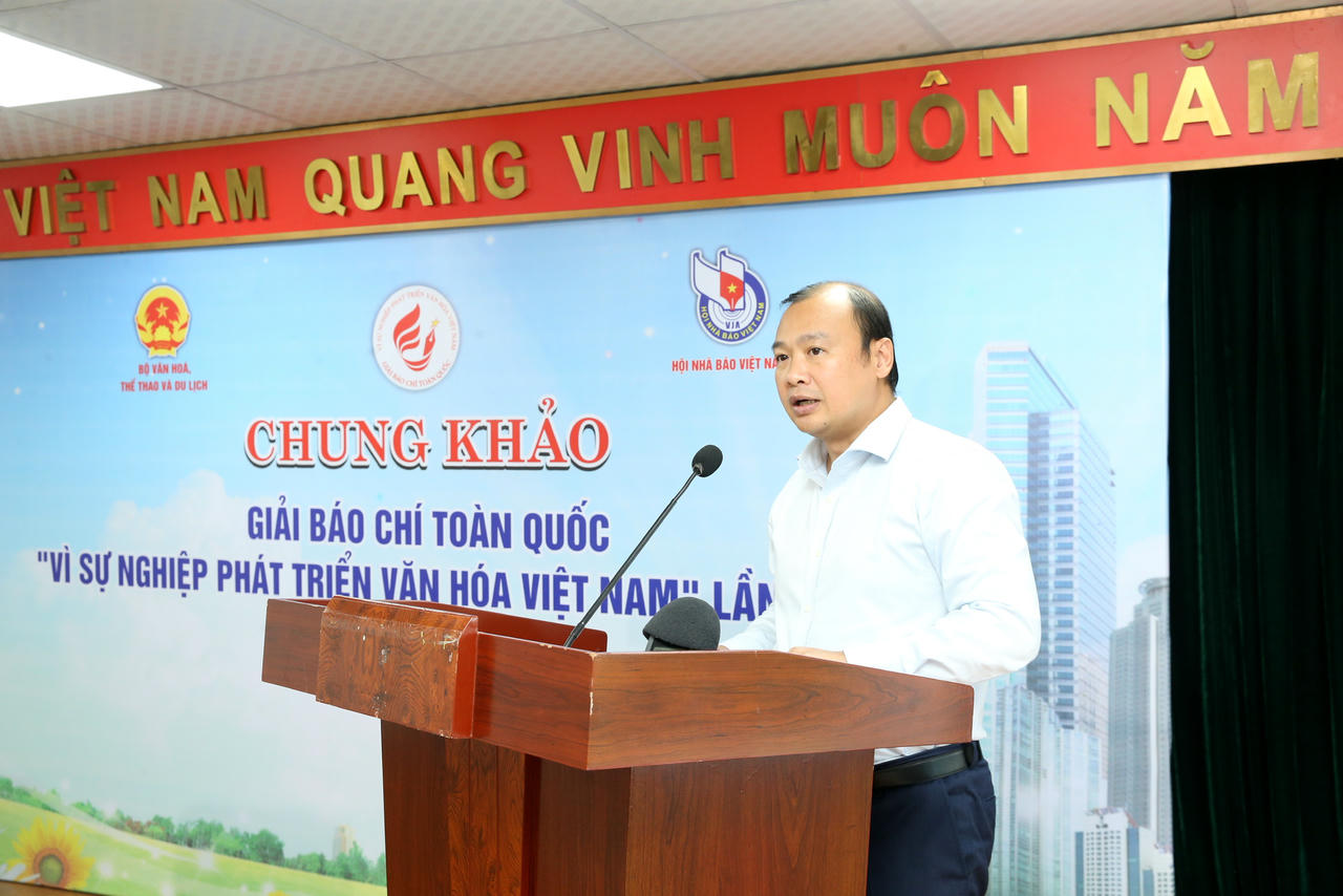 Thứ trưởng Thường trực Bộ Văn h&oacute;a, Thể thao v&agrave; Du lịch L&ecirc; Hải B&igrave;nh ph&aacute;t biểu tại cuộc họp b&aacute;o. (Ảnh: Trần Huấn)