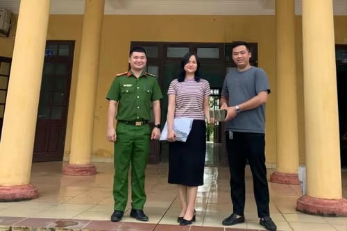 Anh Nguyễn Văn Đạt trao trả lại số tiền cho&amp;amp;nbsp;C&ocirc;ng ty Đấu gi&aacute; Hợp danh Xu&acirc;n Trường.