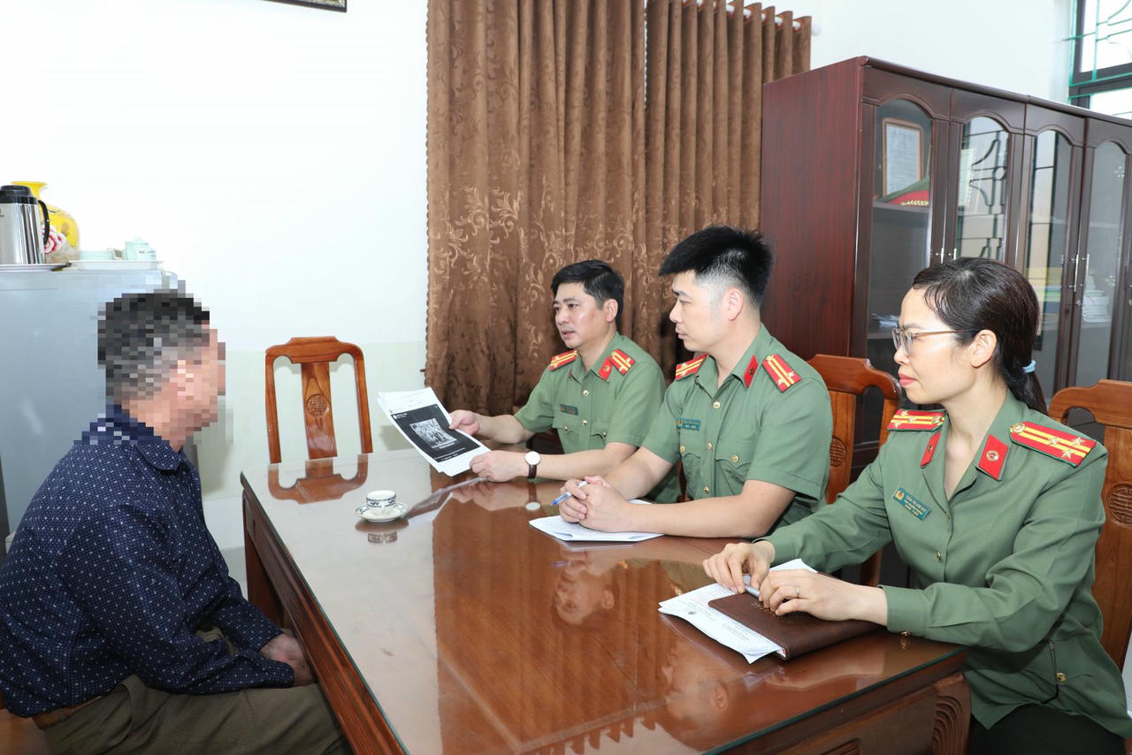 Cơ quan C&ocirc;ng an triệu tập, l&agrave;m việc với chủ t&agrave;i khoản Facebook 'Xuan Huong Pham' (Ảnh: CANB).