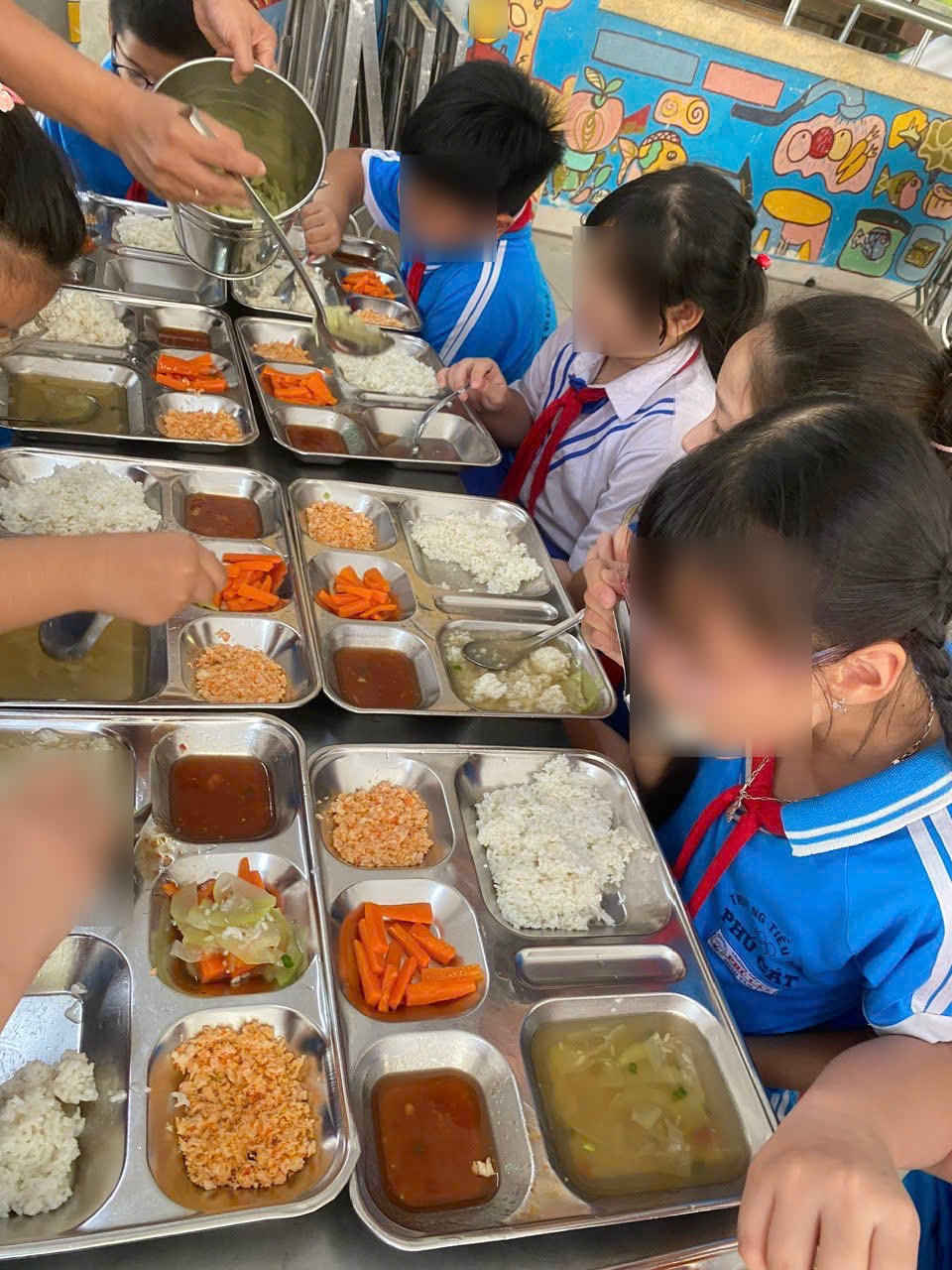 Ảnh thực tế bữa ăn đầy đủ h&ocirc;m phụ huynh phản &aacute;nh (Ảnh do nh&agrave; trường cung cấp)