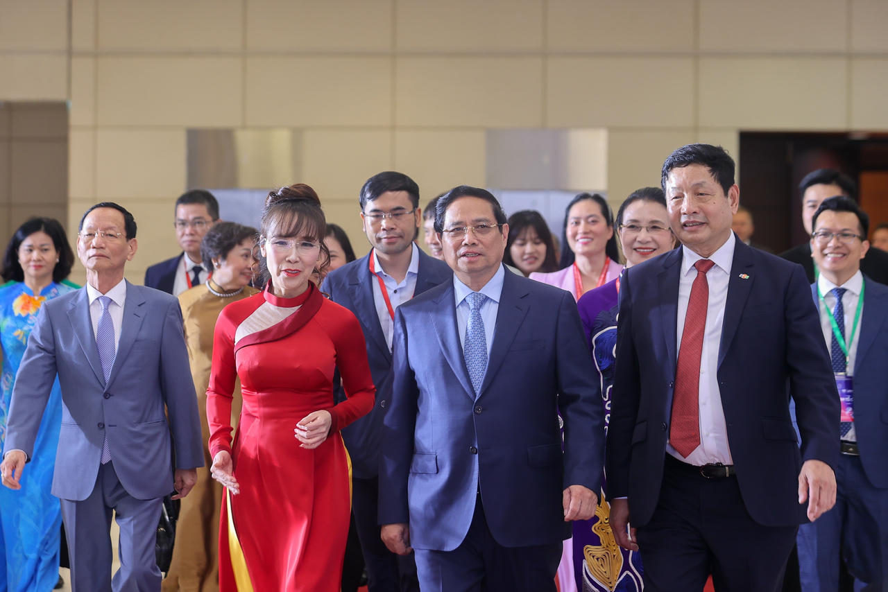 Thủ tướng Ch&iacute;nh phủ Phạm Minh Ch&iacute;nh v&agrave; c&aacute;c đại biểu tham dự chương tr&igrave;nh M&ocirc; h&igrave;nh To&agrave;n cảnh Kinh tế tư nh&acirc;n lần thứ nhất - Ảnh: VGP/Nhật Bắc