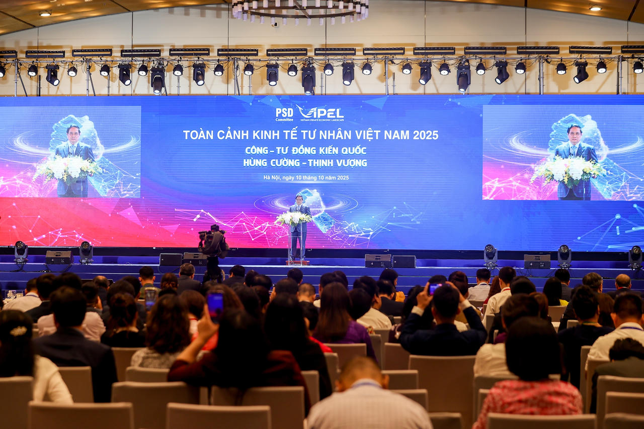 Chiều ng&agrave;y 10/10, tại H&agrave; Nội, Thủ tướng Ch&iacute;nh phủ Phạm Minh Ch&iacute;nh đ&atilde; dự phi&ecirc;n họp cấp cao &ldquo;To&agrave;n cảnh Kinh tế tư nh&acirc;n Việt Nam lần thứ nhất&rdquo; năm 2025 (ViPEL 2025) với chủ đề &ldquo;C&ocirc;ng - tư đồng kiến quốc h&ugrave;ng cường - thịnh vượng&rdquo;.(ảnh: Nhật Bắc/VGP)