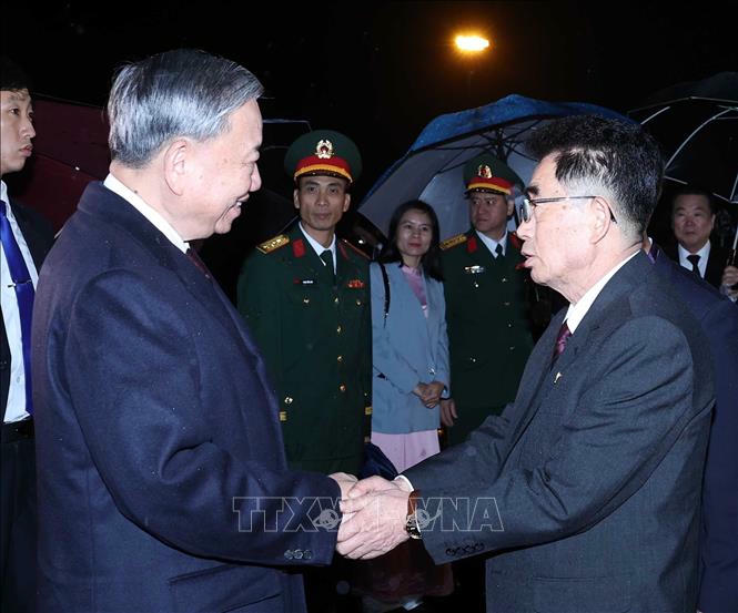 C&aacute;c l&atilde;nh đạo Triều Ti&ecirc;n tiễn Tổng B&iacute; thư T&ocirc; L&acirc;m tại S&acirc;n bay quốc tế B&igrave;nh Nhưỡng. Ảnh: Thống Nhất/TTXVN