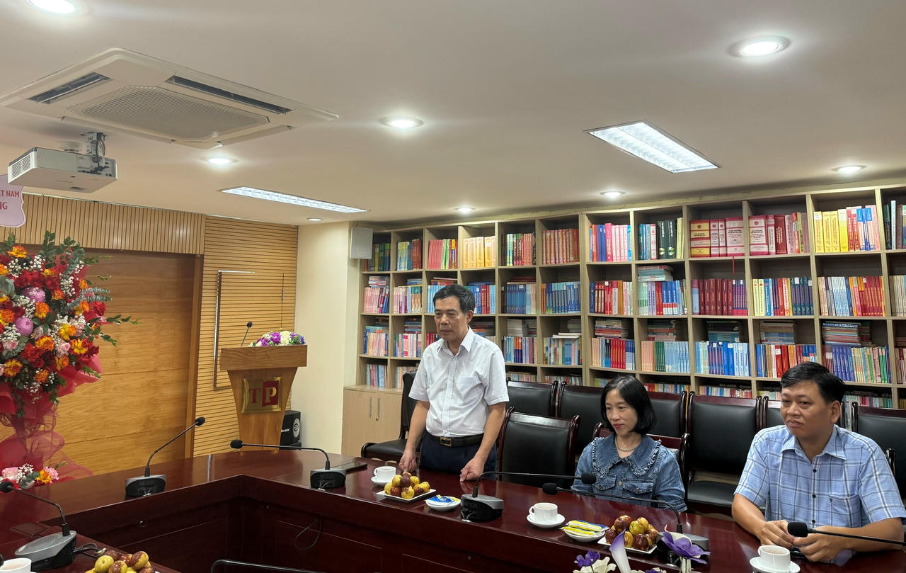 TS. Trần Mạnh Đạt, B&iacute; thư Chi bộ, Gi&aacute;m đốc ki&ecirc;m Tổng Bi&ecirc;n tập Nh&agrave; Xuất bản Tư ph&aacute;p tr&acirc;n trọng cảm ơn t&igrave;nh cảm, nghĩa t&igrave;nh của tập thể B&aacute;o Ph&aacute;p luật Việt Nam.